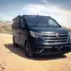 Dunkelblauer Renault Trafic Flex von Wavecamper vor einer Berglandschaft an einem See