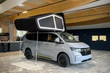 Grauer Rhön Camp THE NEW ULTIMATE Camper-Van mit aufgestelltem Schlafdach in einer Halle