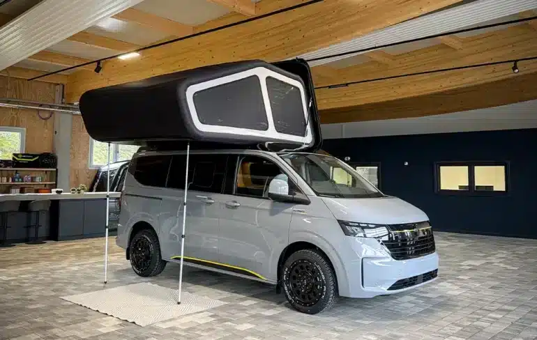 Grauer Rhön Camp THE NEW ULTIMATE Camper-Van mit aufgestelltem Schlafdach in einer Halle