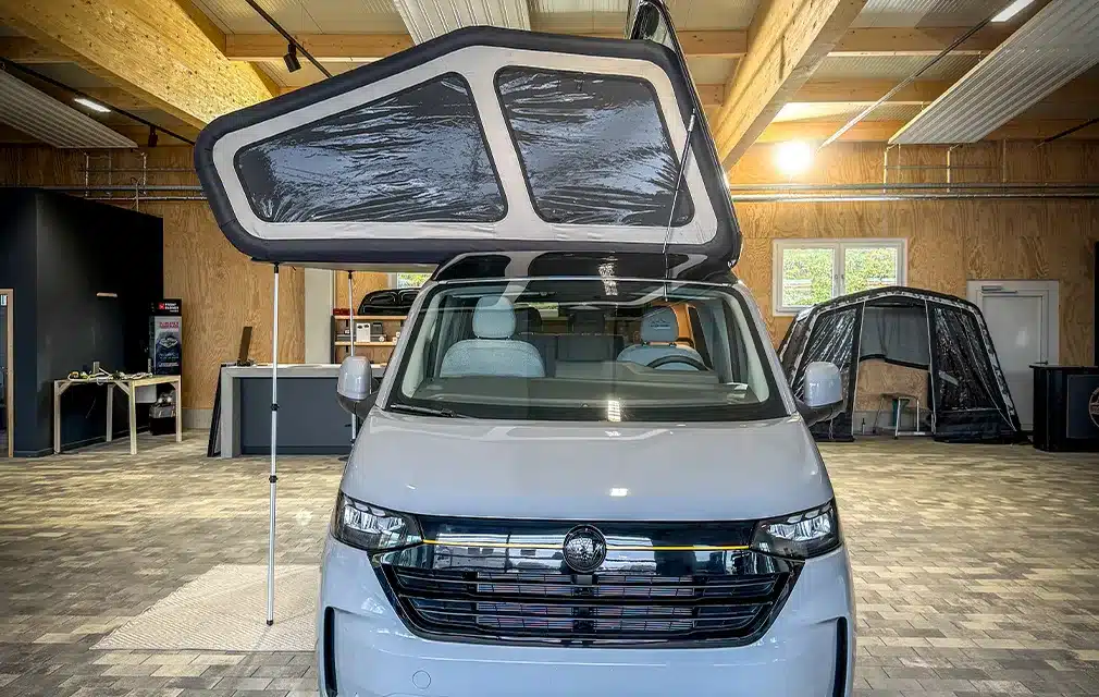 Weißer Rhön Camp THE NEW ULTIMATE Camper-Van mit geöffnetem Schlafdach