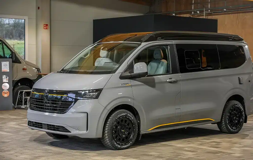 Grauer Rhön Camp THE NEW ULTIMATE Camper-Van mit Schlafdach in einer Ausstellungshalle
