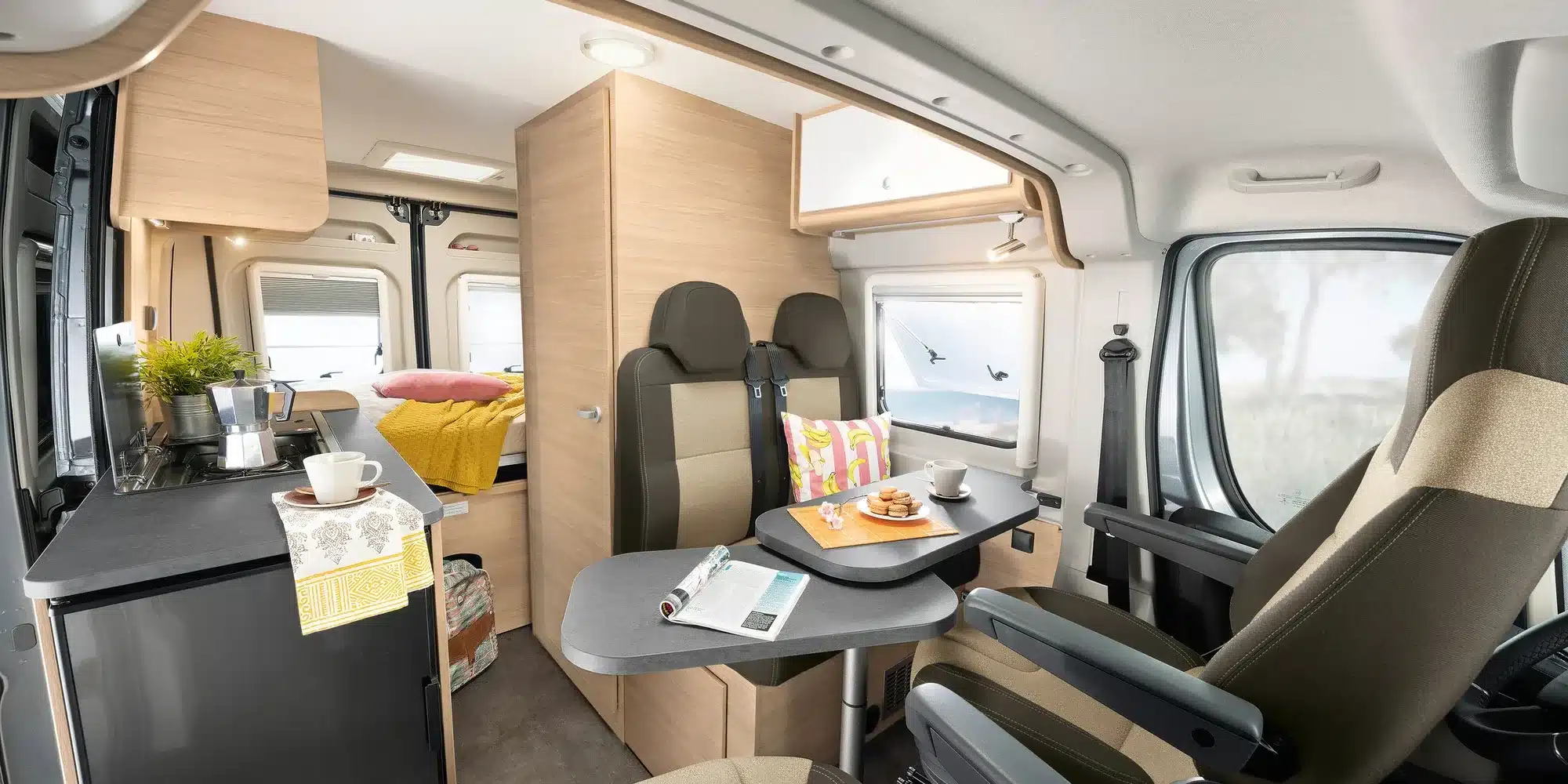Innenraum des ROADCAR R540 mit Küche, Sitzgruppe, Fahrerhaus und Heckbett