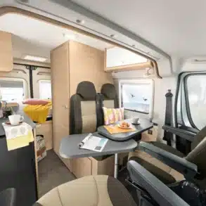 Innenraum eines ROADCAR R540 Campervans mit Sitzgruppe, Küchenzeile und Schlafbereich