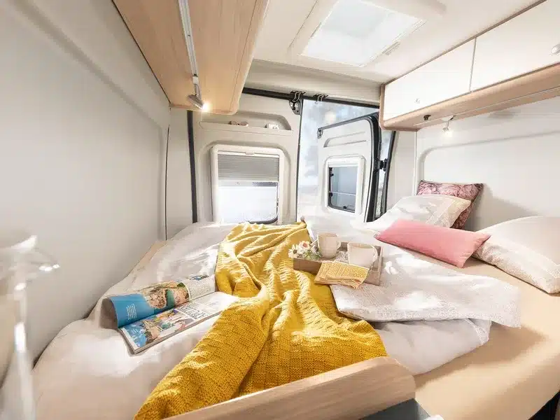 Heller Schlafbereich mit Heckbett im Campervan ROADCAR R540