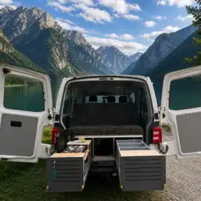 S KISTL Bench Campingbox mit Sitzbank und ausziehbaren Küchen- und Stauraummodulen im Van