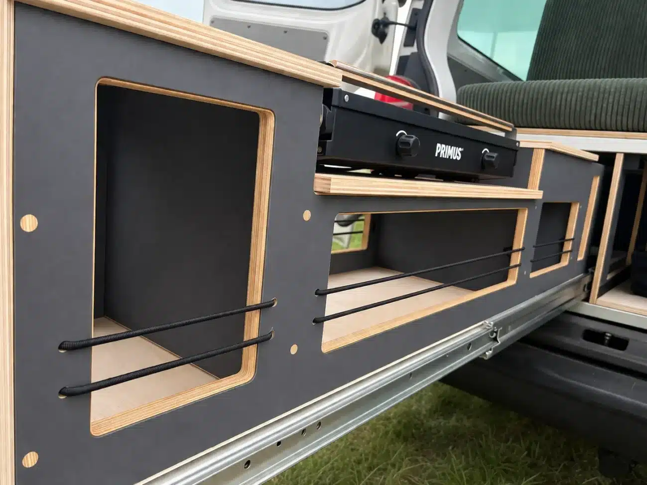 S KISTL Bench Campingbox mit Stauraum und Primus-Kocher im geöffneten Van