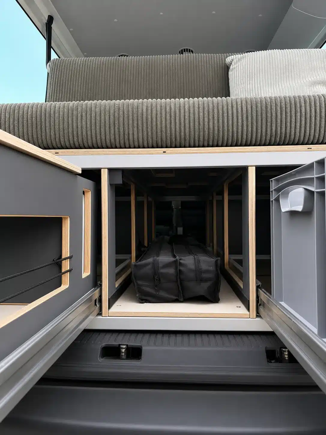 S KISTL Bench Campingbox mit Stauraum, Holzrahmen und gepolsterter Sitzfläche im Van