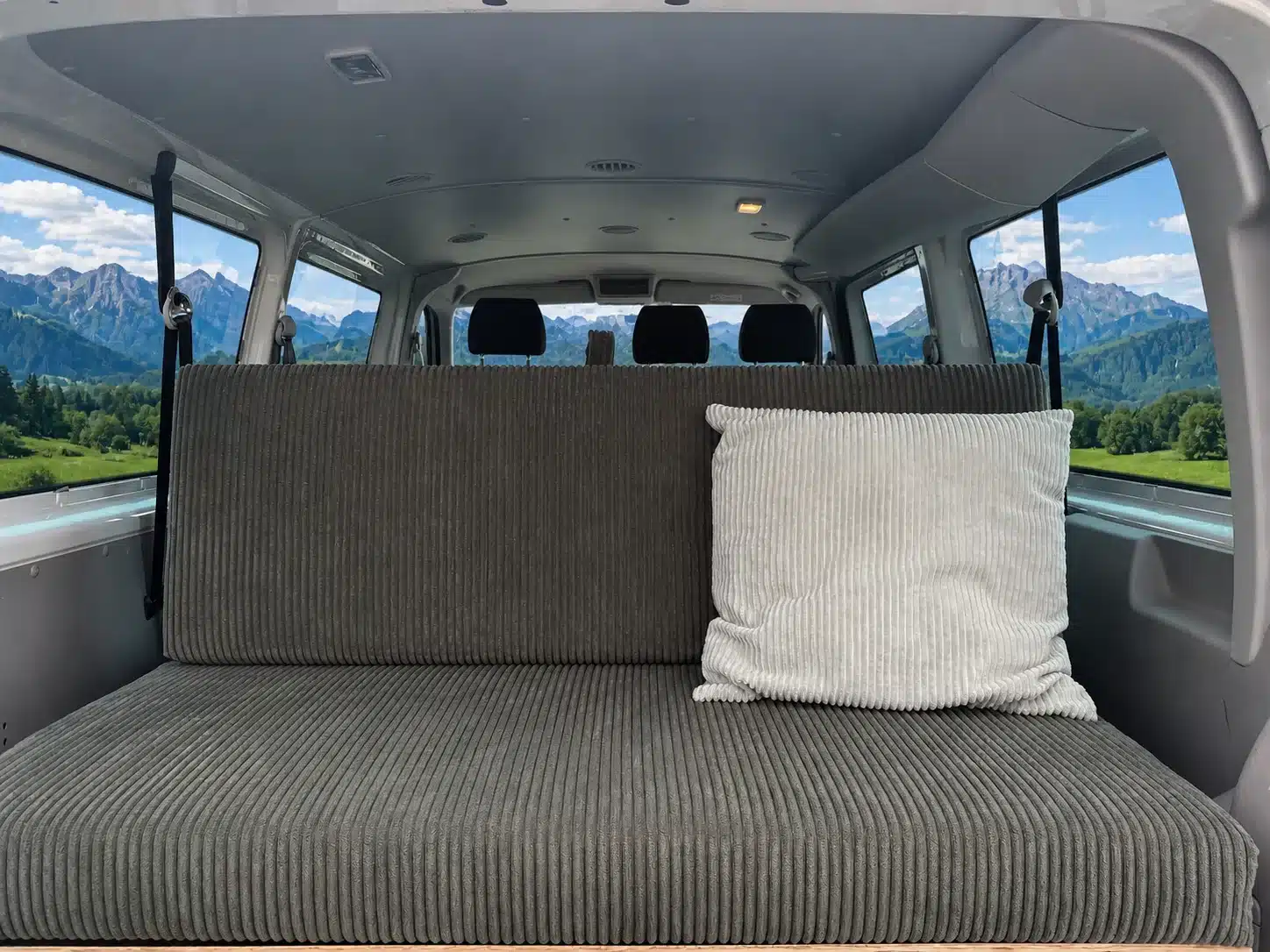 Gepolsterte S KISTL Bench Campingbox als Sitzbank und Bett im Innenraum eines Vans