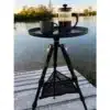 S KISTL magneTISCH Campingtisch mit French Press und Tasse auf einem Steg am See.