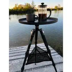 S KISTL magneTISCH Campingtisch mit French Press und Tasse auf einem Steg am See.