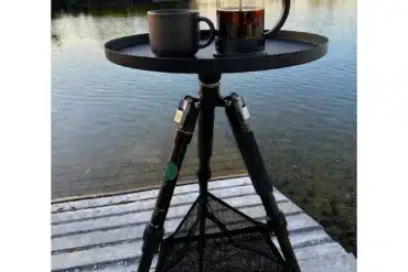S KISTL magneTISCH Campingtisch mit French Press und Tasse auf einem Steg am See.