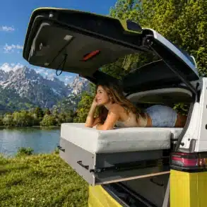 S KISTL Star Campingbox mit ausgezogenem Bett und Aussicht auf See und Berge
