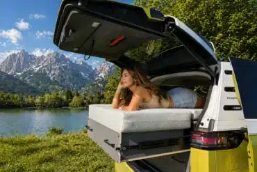 S KISTL Star Campingbox mit ausgezogenem Bett und Aussicht auf See und Berge