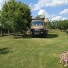 Wohnmobil auf einem kleinen Campingplatz in Serbien
