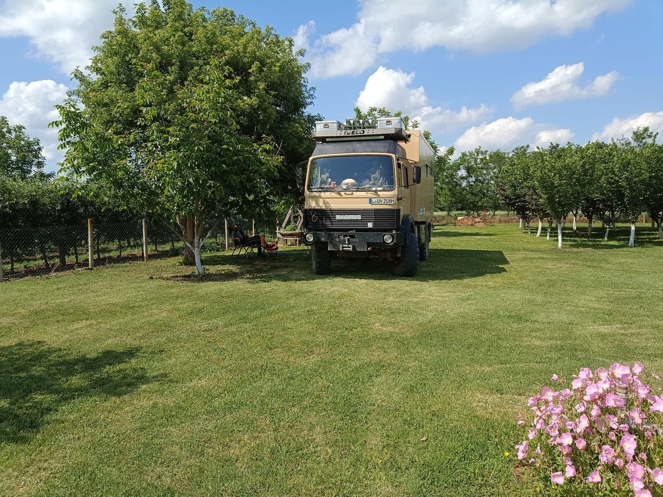 Wohnmobil auf einem kleinen Campingplatz in Serbien