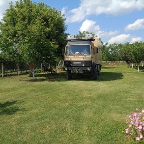 Wohnmobil auf einem kleinen Campingplatz in Serbien
