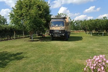 Wohnmobil auf einem kleinen Campingplatz in Serbien