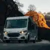 Weißes Sunlight I 68 Adventure Reisemobil auf einer Bergstraße vor herbstlicher Alpenkulisse