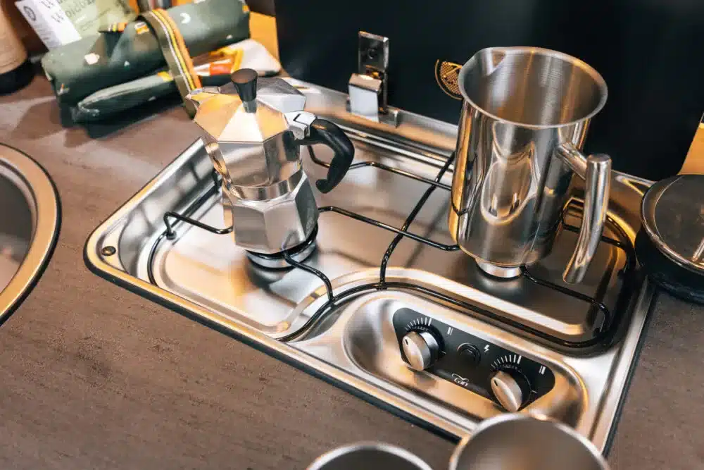 Gaskocher mit Espressokanne und Metallkanne in der Küche eines Sunlight UNLTD Reisemobils