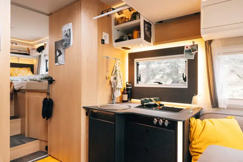 Moderne Küchenzeile und einladender Wohnraum im Sunlight UNLTD Reisemobil