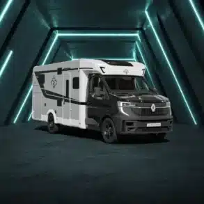 Ahorn Camp TE 740 ECLIPSE Reisemobil mit schwarzer Front und grauweißem Aufbau in beleuchteter Halle