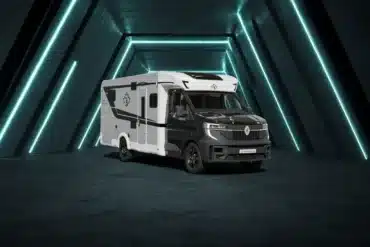 Ahorn Camp TE 740 ECLIPSE Reisemobil mit schwarzer Front und grauweißem Aufbau in beleuchteter Halle