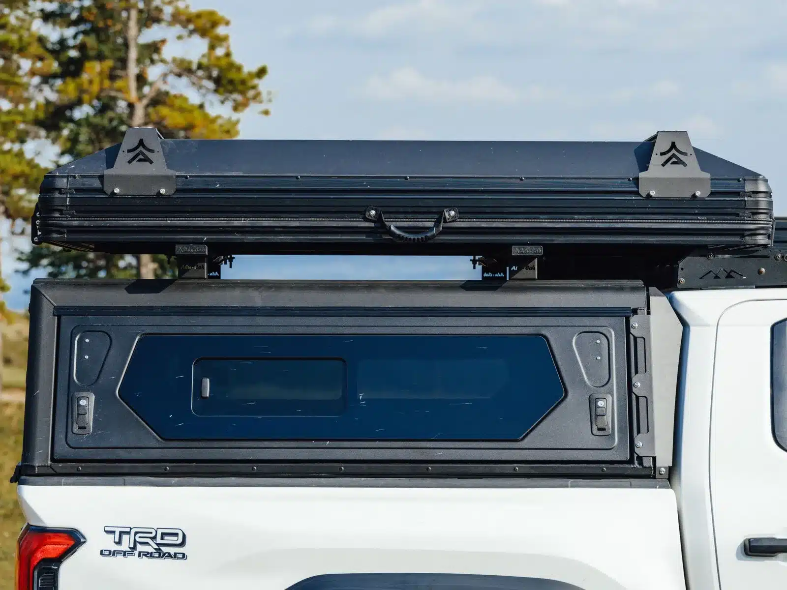 Geschlossenes The Cabin 2.0 XL Dachzelt auf dem Dach eines TRD Off Road Pickups, seitliche Ansicht.