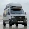 Grauer Rhön Camp The Core mit Hochdach auf Mercedes-Benz-Sprinter-Basis am Strand