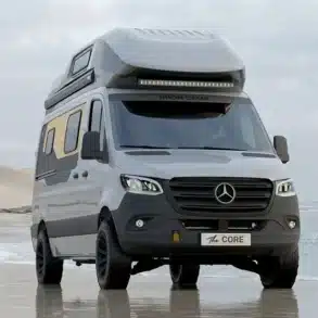 Grauer Rhön Camp The Core mit Hochdach auf Mercedes-Benz-Sprinter-Basis am Strand