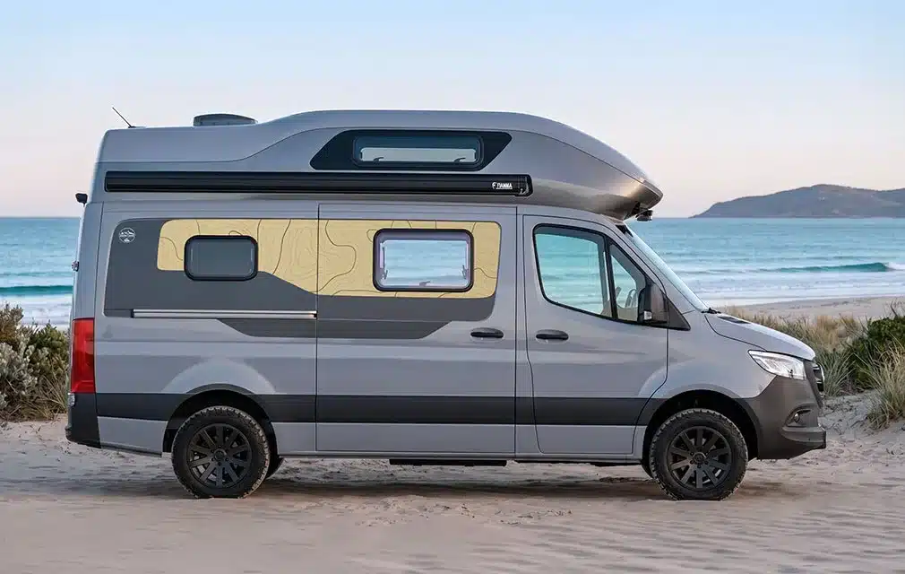 Grauer Rhön Camp The Core Campervan mit Hochdach und Markise am Sandstrand