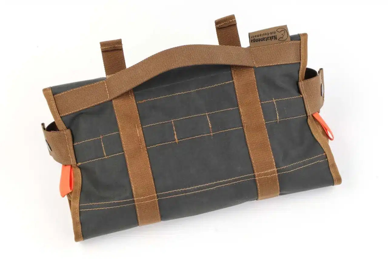 Geschlossene Tool Roll Spice 2 Gewürzrolltasche aus robustem Material mit braunen Gurten.
