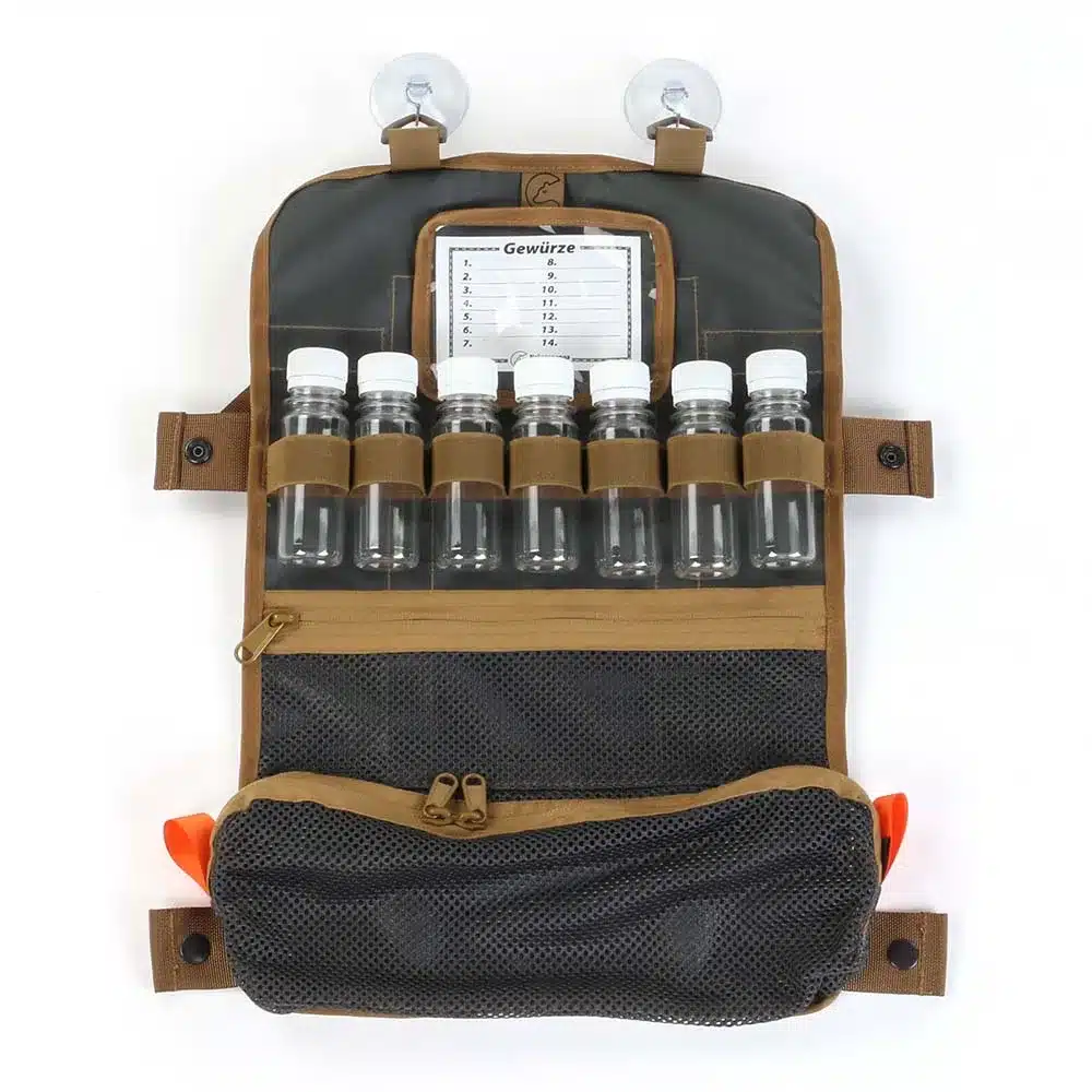 Geöffnete Tool Roll Spice 2 mit sieben leeren Gewürzbehältern und zwei Mesh-Taschen für Kochzubehör, ideal für unterwegs