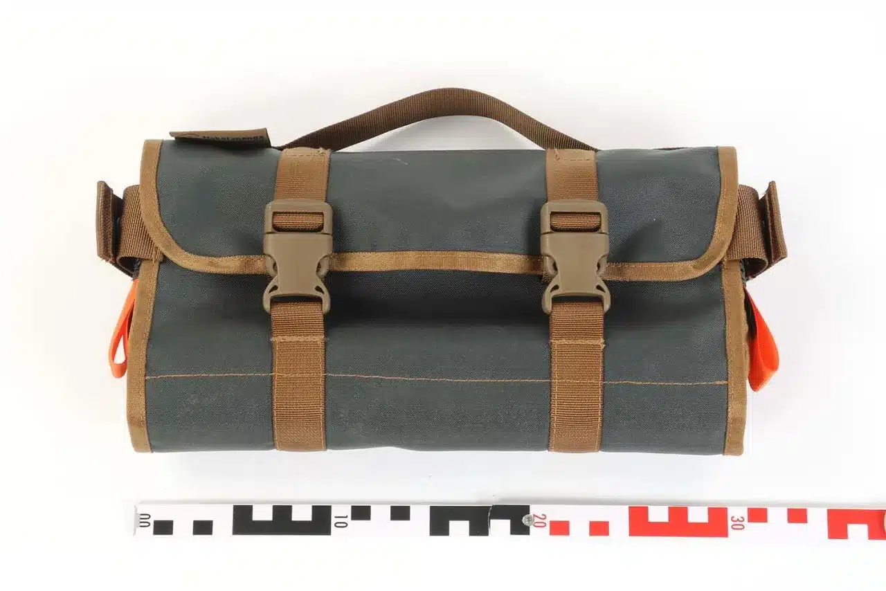 Zusammengerollte Tool Roll Spice 2 Gewürztasche mit Tragegriff und Verschlussriemen, ideal für Camping und Outdoor-Küchen.