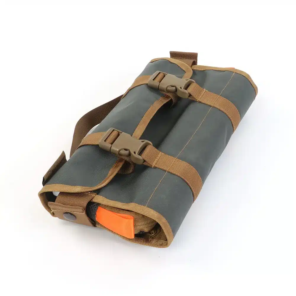 Zusammengerollte Tool Roll Spice 2 mit Gurten und Verschlüssen, ideal für Gewürze und Küchenzubehör unterwegs.