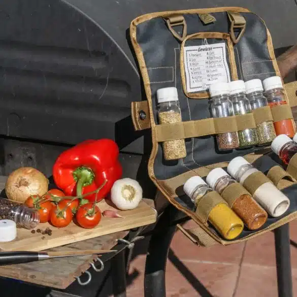 Ausgerollte Tool Roll Spice Gewürztasche mit befüllten Behältern, daneben frisches Gemüse auf einem Brett