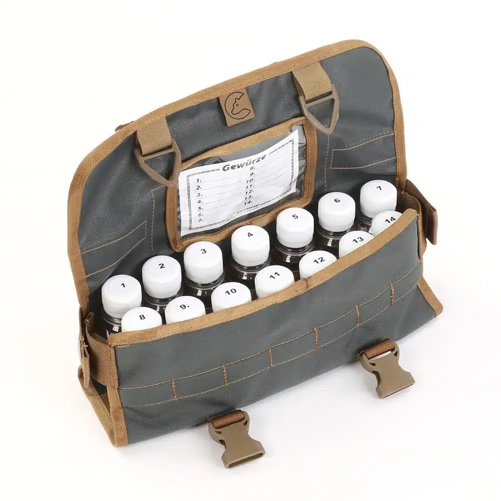 Geöffnete Tool Roll Spice Gewürztasche mit 14 nummerierten Gewürzbehältern und Übersichtsfeld.