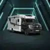 Ahorn Camp TQ 740 Eclipse Wohnmobil in Schwarz-Weiß vor futuristischem Hintergrund mit LED-Lichtleisten.