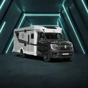 Ahorn Camp TQ 740 Eclipse Wohnmobil in Schwarz-Weiß vor futuristischem Hintergrund mit LED-Lichtleisten.