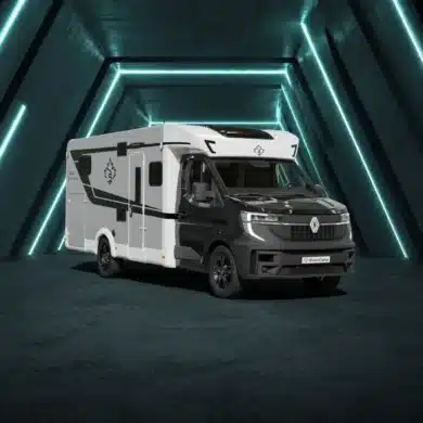 Ahorn Camp TQ 740 Eclipse Wohnmobil in Schwarz-Weiß vor futuristischem Hintergrund mit LED-Lichtleisten.