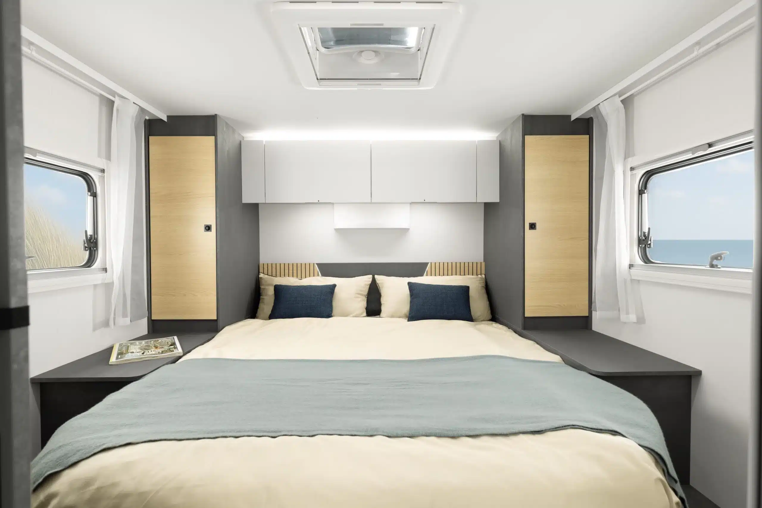 Großes Queensbett mit heller Bettwäsche und modernen Schränken im Ahorn Camp TQ 740 Eclipse