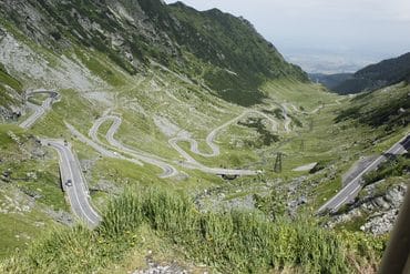 Blick auf die Serpentinen der Transfăgărășan in den rumänischen Karpaten