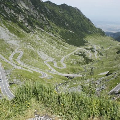 Blick auf die Serpentinen der Transfăgărășan in den rumänischen Karpaten