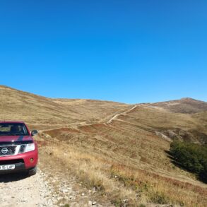 Nissan Navara auf dem unbefestigten Abschnitt der Transvâlcan in Rumänien