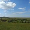 Weite Puszta in Ungarn mit traditionellem Ziehbrunnen und Holzzäunen