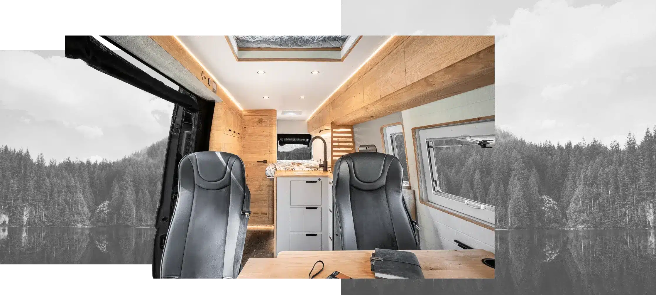 Innenaufnahme des Vannado Ontario Campervans mit französischem Bett, Wohnbereich, Sitzen, Holzelementen und Küchenzeile.