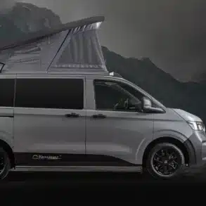 Grauer VW Transporter Flex E-Line von Wavecamper mit geöffnetem Aufstelldach in Seitenansicht