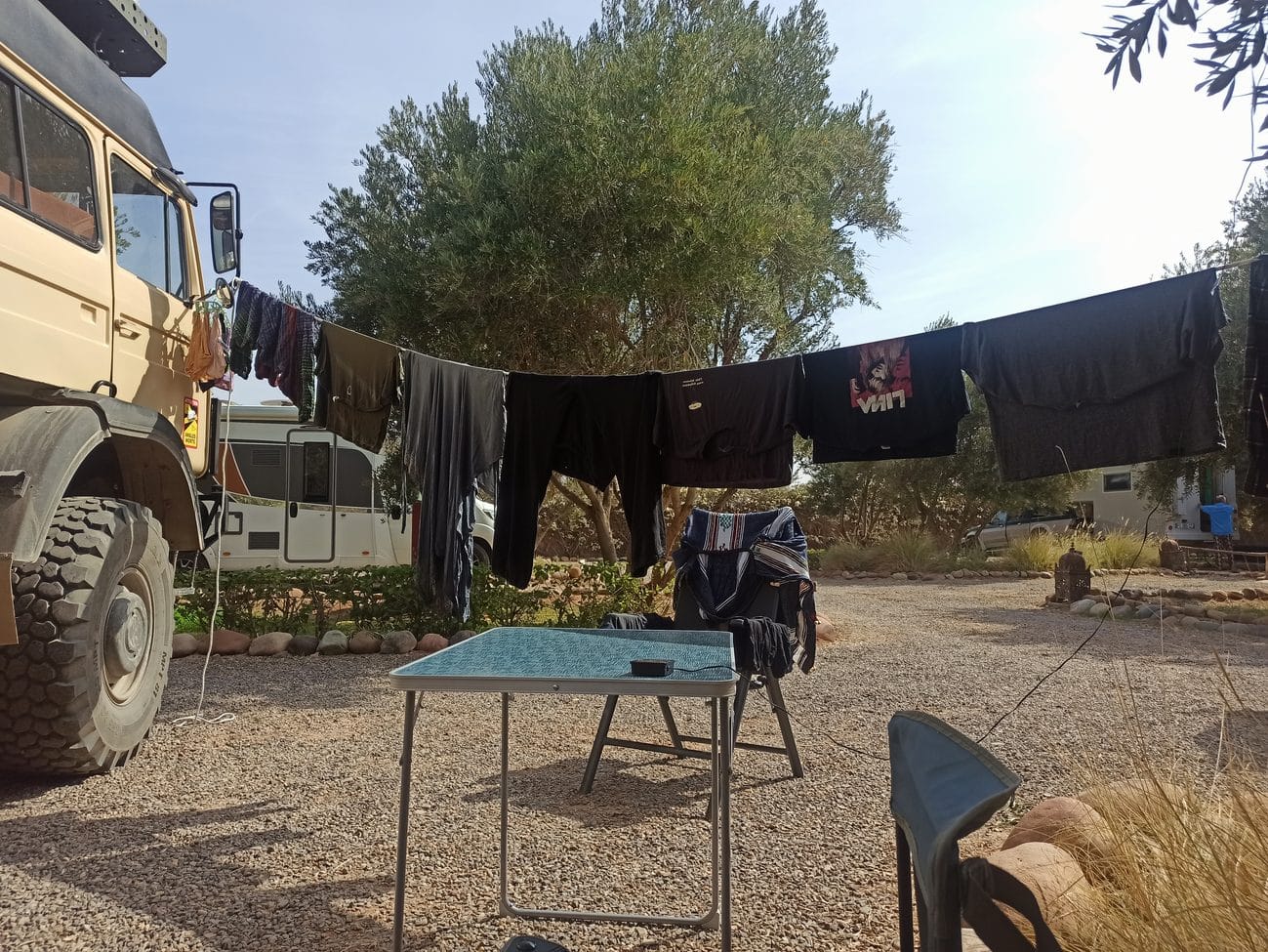 Wäsche trocknet auf einer Leine neben unserem Wohnmobil auf einem Campingplatz