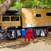 Wäscheleine mit frisch gewaschener Kleidung vor unserem Wohnmobil auf einem Campingplatz