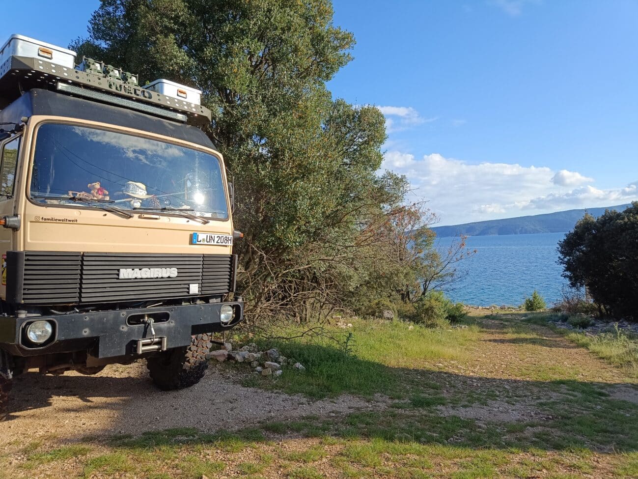 Expeditionsmobil an der Küste der Insel Krk