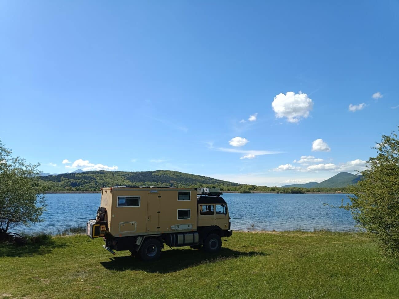 Expeditionsmobil an einem See im kroatischen Hinterland